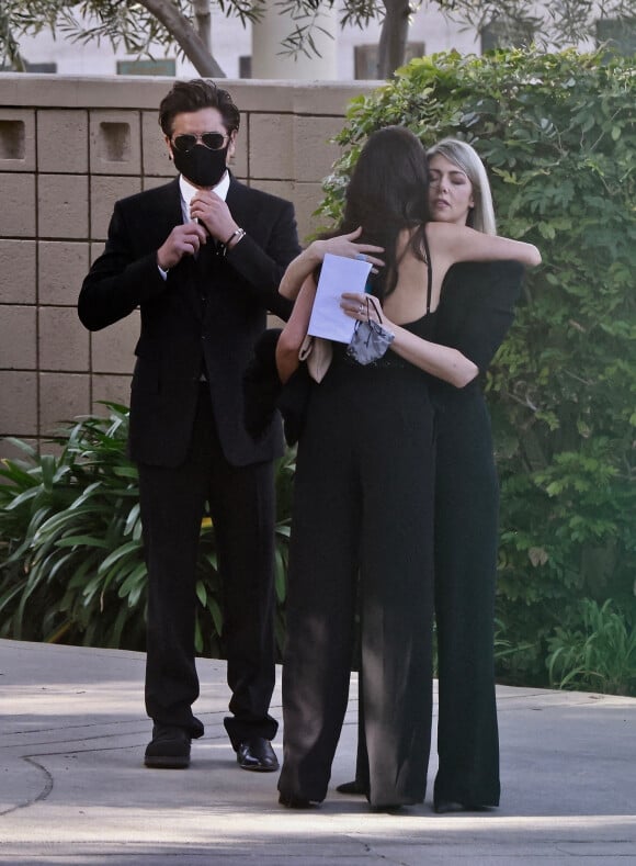 John Stamos et Kelly Rizzo (la veuve de Bob Saget) - La famille et les amis se réunissent pour les funérailles de Bob Saget au "Mt. Sinai Memorial Parks and Mortuaries" à Los Angeles, le 14 janvier 2022. 