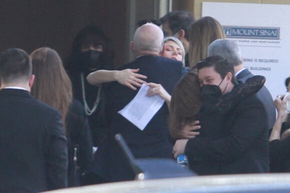 Kelly Rizzo (la veuve de Bob Saget) - La famille et les amis se réunissent pour les funérailles de Bob Saget au "Mt. Sinai Memorial Parks and Mortuaries" à Los Angeles, le 14 janvier 2022. 