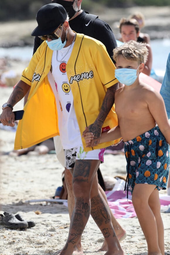 Neymar Jr passe des vacances avec son fils Davi Lucca da Silva Santos et des amis sous le soleil de Formentera, le 30 août 2020