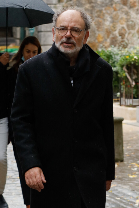 Jean-Pierre Darroussin à la sortie de l'hommage à Marcel Bluwal au cimetière de Montmartre à Paris le 29 octobre 2021.