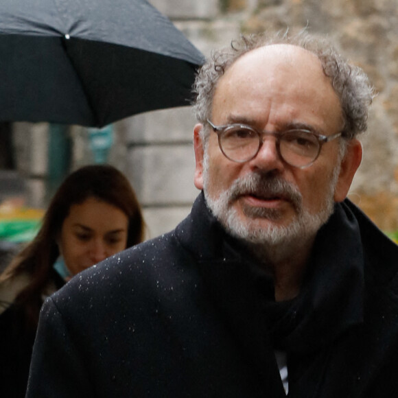 Jean-Pierre Darroussin à la sortie de l'hommage à Marcel Bluwal au cimetière de Montmartre à Paris le 29 octobre 2021.