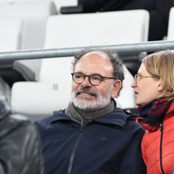 Jean-Pierre Darroussin et sa femme Anna Novion dans les tribunes du stade Vélodrom. Marseille, le 28 octobre 2018. © Lionel Urman/Bestimage