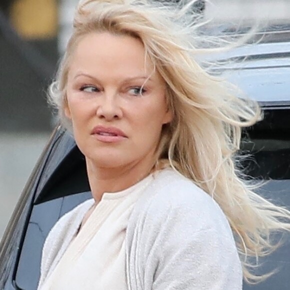 Exclusif - Pamela Anderson rejoint un ami pour dîner à Malibu.