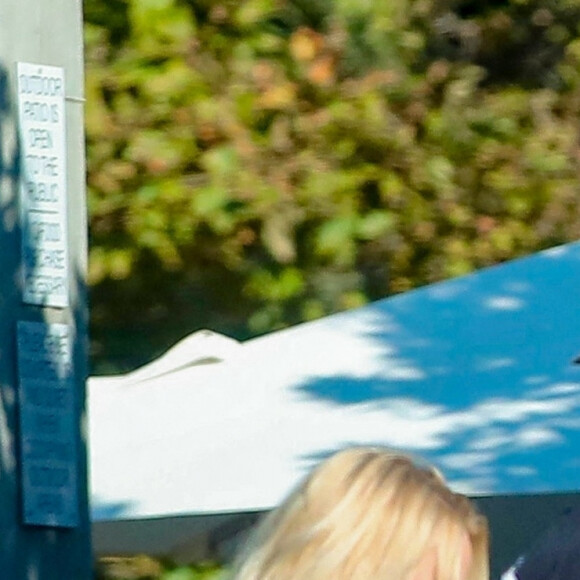 Exclusif - Pamela Anderson va prendre un café avec un ami chez "Blue Bottle" à Los Angeles, le 11 novembre 2021.