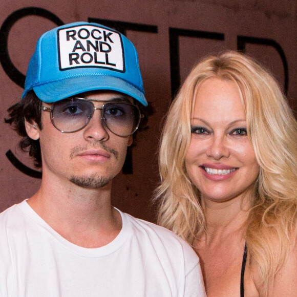 Brandon Thomas Lee et sa mère Pamela Anderson - Lancement de la collection capsule "Swingers Club" par la marque Local Authority en collaboration avec Brandon Thomas Lee à Los Angeles. Le 4 novembre 2021.