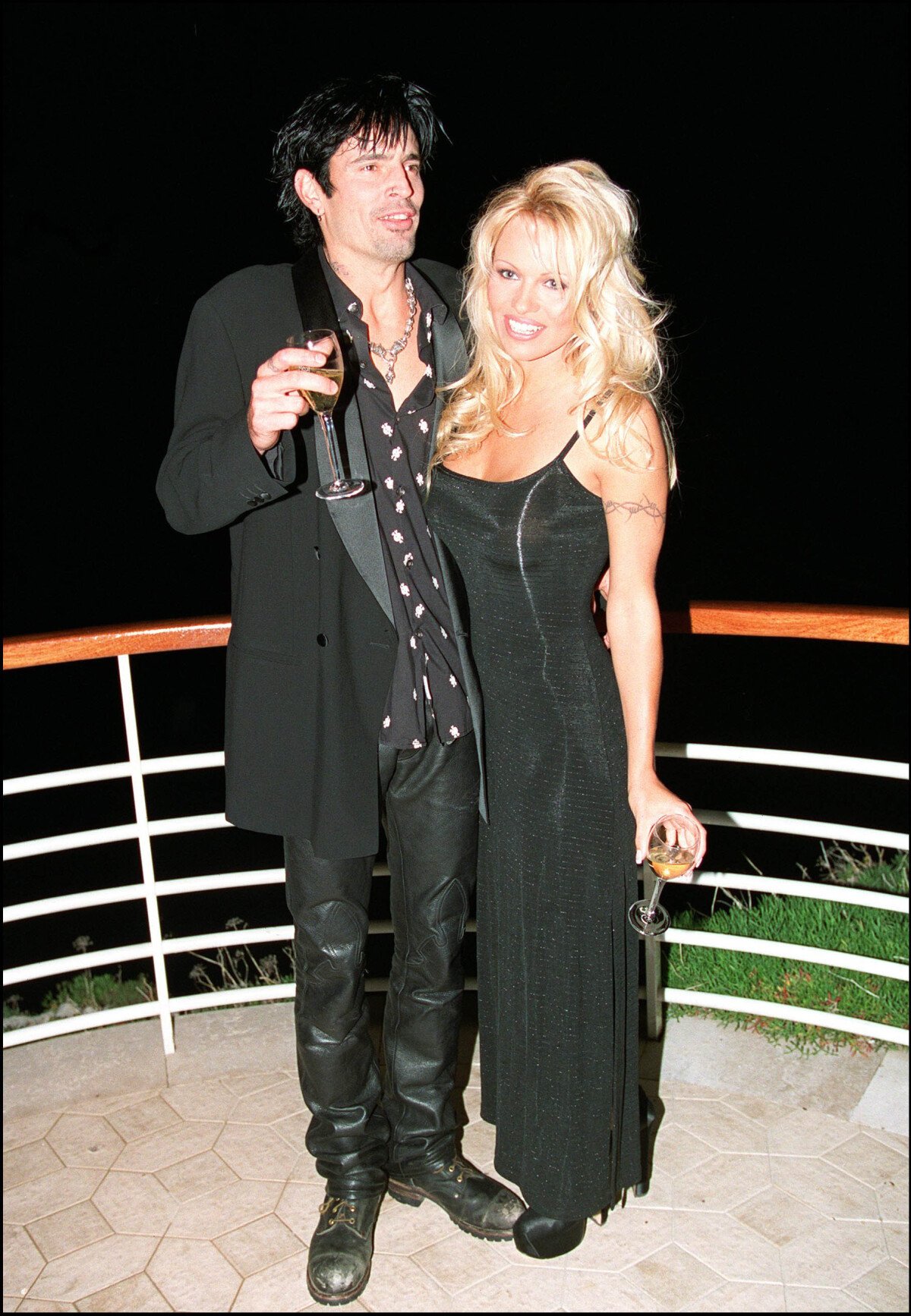 Photo : Pamela Anderson et Tommy Lee à Cannes en 1995. - Purepeople