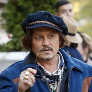 Johnny Depp reçu par le Président serbe Aleksandar Vucic à l'occasion de la première de la série animée "Puffins" produite en Serbie. Le 19 octobre 2021.