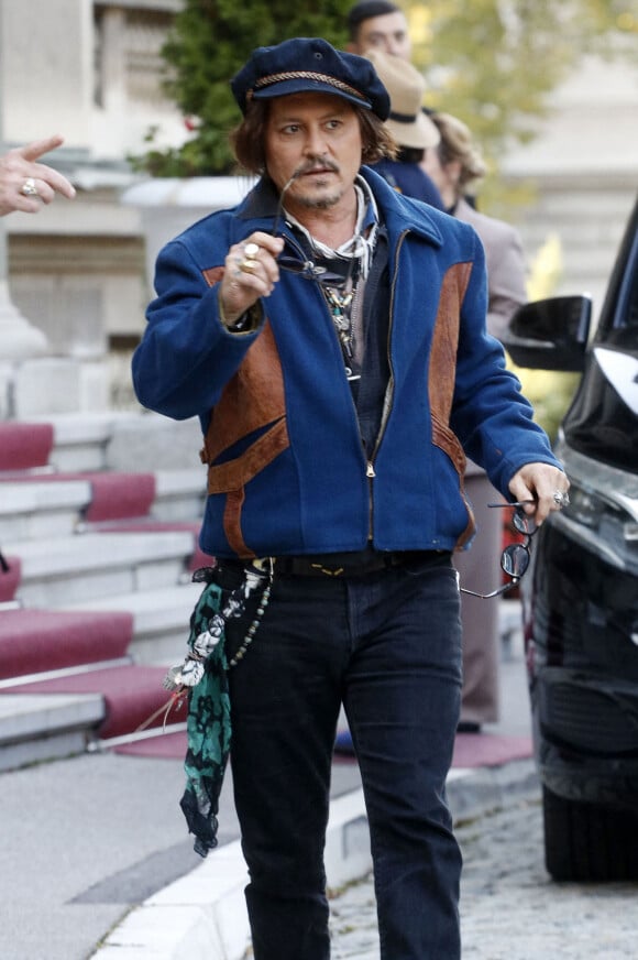 Johnny Depp reçu par le Président serbe Aleksandar Vucic à l'occasion de la première de la série animée "Puffins" produite en Serbie. Le 19 octobre 2021.