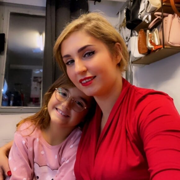 Amandine Pellissard (Familles nombreuses la vie en XXL) avec sa fille Léna. Septembre 2021.