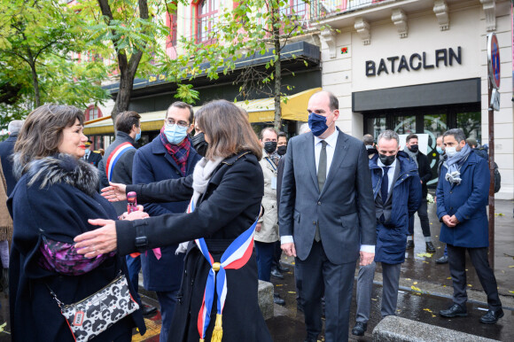 Jean Castex, premier ministre et Anne Hidalgo, maire de Paris, sur le site du Bataclan, rendent hommage aux victimes des attentats du 13 novembre 2015. © Eric Tchaen / Pool / Bestimage 