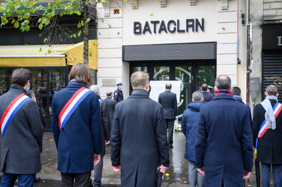 Jean Castex, premier ministre, devant la salle de spectacle du Bataclan, rend hommage aux victimes des attentats du 13 novembre 2015. © Eric Tchaen / Pool / Bestimage 