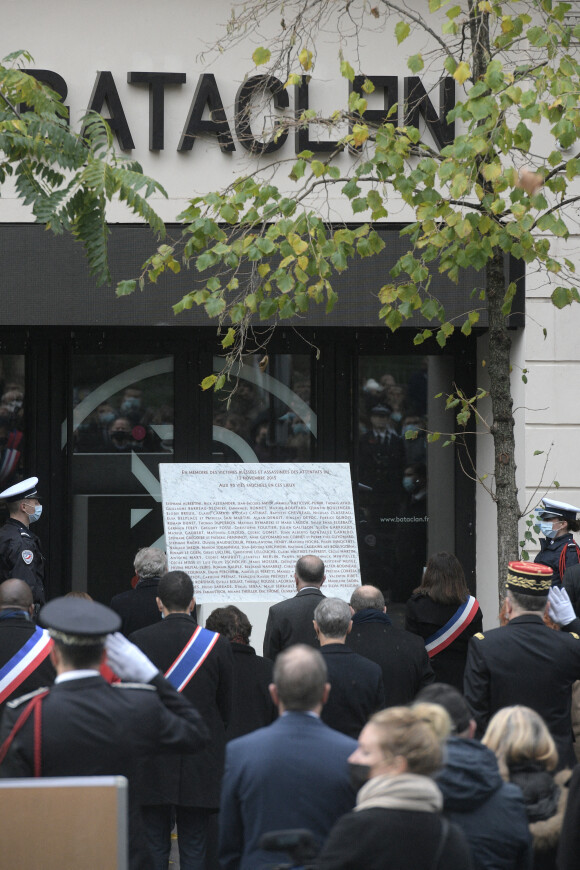 L'ancien ministre français de l'Intérieur Bernard Cazeneuve, Anne Hidalgo, maire de Paris lors de la cérémonie d'hommage aux victimes des attentats du 13 novembre 2015 au Bataclan à Paris, France, le 13 novembre 2021. © Bestimage 