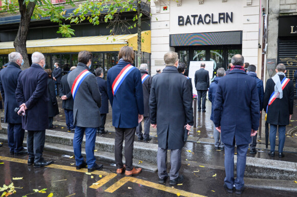 Jean Castex, premier ministre, devant la salle de spectacle du Bataclan, rend hommage aux victimes des attentats du 13 novembre 2015. © Eric Tchaen / Pool / Bestimage 
