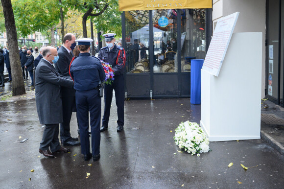 Bernard Cazeneuve, ancien premier ministre, Jean Castex, premier ministre et Anne Hidalgo, maire de Paris, sur le site du Bataclan, rendent hommage aux victimes des attentats du 13 novembre 2015. © Eric Tchaen / Pool / Bestimage 