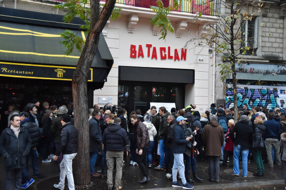 Hommage aux victimes de l'attentat du 13 novembre devant la plaque portant les noms des victimes assassinés au Bataclan qui a fait 90 morts à Paris. © Lionel Urman/Bestimage 