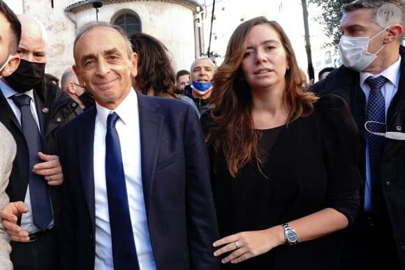 Eric Zemmour, candidat d'extrême droite à la présidentielle 2022, fait campagne au Marché Provençal Forville avec Sarah Knafo à Cannes, France, le 22 janvier 2022