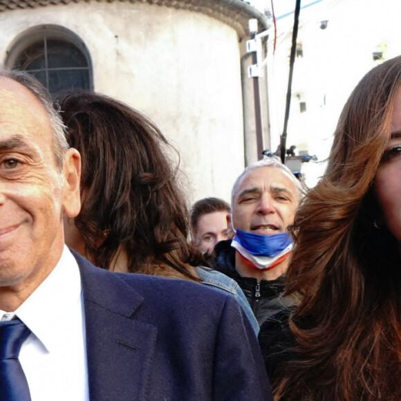 Eric Zemmour, candidat d'extrême droite à la présidentielle 2022, fait campagne au Marché Provençal Forville avec Sarah Knafo à Cannes, France, le 22 janvier 2022