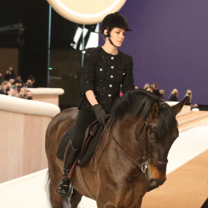 Charlotte Casiraghi défile à cheval lors du défilé Chanel, collection Haute Couture printemps-été 2022, au Grand Palais. Paris, le 25 janvier 2022.