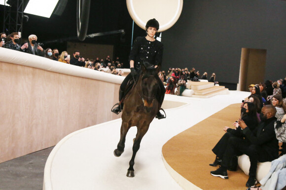 Charlotte Casiraghi défile à cheval lors du défilé Chanel, collection Haute Couture printemps-été 2022, au Grand Palais. Paris, le 25 janvier 2022.
