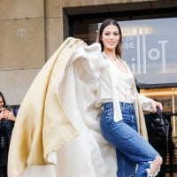 Iris Mittenaere canon en cape d'or, elle fête son anniversaire à la Fashion Week