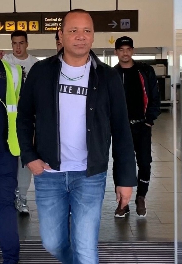 Neymar Jr. et son père Neymar Santos Sr. arrivent à l'aéroport de Barcelone. Ils doivent répondre devant la justice espagnole pour leur litige au sujet d'une prime négociée avant le transfert record du joueur au PSG en 2017. Barcelone, le 26 septembre 2019.