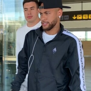 Neymar Jr. et son père Neymar Santos Sr. arrivent à l'aéroport de Barcelone. Ils doivent répondre devant la justice espagnole pour leur litige au sujet d'une prime négociée avant le transfert record du joueur au PSG en 2017. Barcelone, le 26 septembre 2019.
