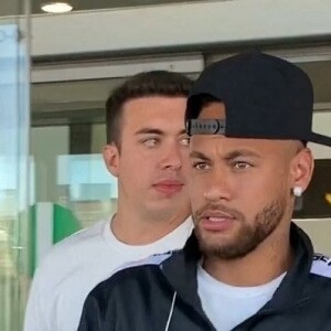 Neymar Jr. et son père Neymar Santos Sr. arrivent à l'aéroport de Barcelone. Ils doivent répondre devant la justice espagnole pour leur litige au sujet d'une prime négociée avant le transfert record du joueur au PSG en 2017. Barcelone, le 26 septembre 2019.