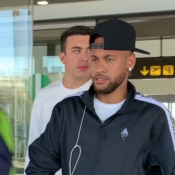 Neymar Jr. et son père Neymar Santos Sr. arrivent à l'aéroport de Barcelone. Ils doivent répondre devant la justice espagnole pour leur litige au sujet d'une prime négociée avant le transfert record du joueur au PSG en 2017. Barcelone, le 26 septembre 2019.