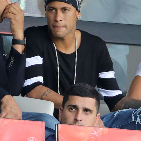 Neymar Jr et son père Neymar da Silva Sr regardant depuis les tribunes le premier match de la saison 2017-2018 de Ligue 1 Paris Saint-Germain (PSG) contre Amiens (ASC) au parc des princes à Paris, le 5 août 2017.© Giancarlo Gorassini/Bestimage