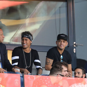 Neymar Jr entouré de son père Neymar da Silva Sr et de son ami Jô Amancio regardant depuis les tribunes le premier match de la saison 2017-2018 de Ligue 1 Paris Saint-Germain (PSG) contre Amiens (ASC) au parc des princes à Paris, le 5 août 2017.© Giancarlo Gorassini/Bestimage