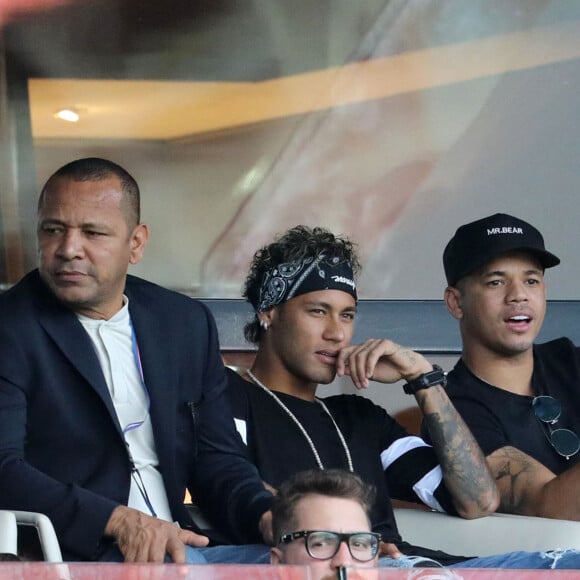 Neymar Jr entouré de son père Neymar da Silva Sr et de son ami Jô Amancio regardant depuis les tribunes le premier match de la saison 2017-2018 de Ligue 1 Paris Saint-Germain (PSG) contre Amiens (ASC) au parc des princes à Paris, le 5 août 2017.© Giancarlo Gorassini/Bestimage