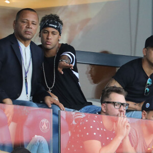 Neymar Jr entouré de son père Neymar da Silva Sr et de son ami Jô Amancio regardant depuis les tribunes le premier match de la saison 2017-2018 de Ligue 1 Paris Saint-Germain (PSG) contre Amiens (ASC) au parc des princes à Paris, le 5 août 2017.© Giancarlo Gorassini/Bestimage