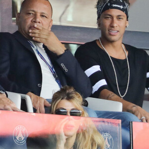 Neymar Jr et son père Neymar da Silva Sr regardant depuis les tribunes le premier match de la saison 2017-2018 de Ligue 1 Paris Saint-Germain (PSG) contre Amiens (ASC) au parc des princes à Paris, le 5 août 2017.© Giancarlo Gorassini/Bestimage