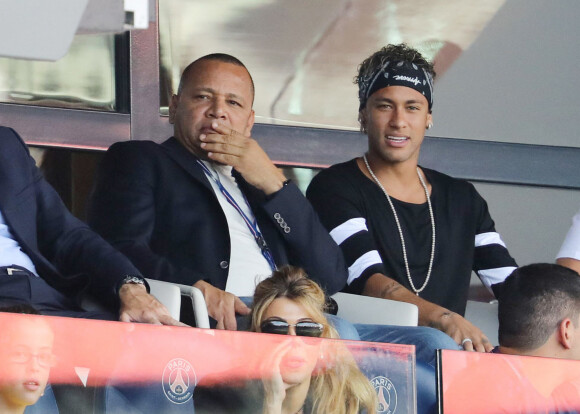 Neymar Jr et son père Neymar da Silva Sr regardant depuis les tribunes le premier match de la saison 2017-2018 de Ligue 1 Paris Saint-Germain (PSG) contre Amiens (ASC) au parc des princes à Paris, le 5 août 2017.© Giancarlo Gorassini/Bestimage