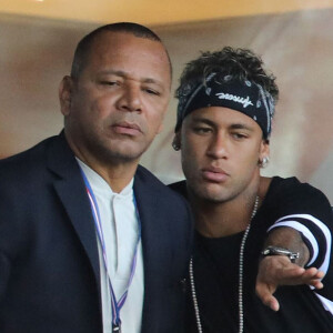 Neymar Jr et son père Neymar da Silva Sr regardant depuis les tribunes le premier match de la saison de Ligue 1 Paris Saint-Germain (PSG) contre Amiens (ASC) au parc des princes à Paris.© Giancarlo Gorassini/Bestimage