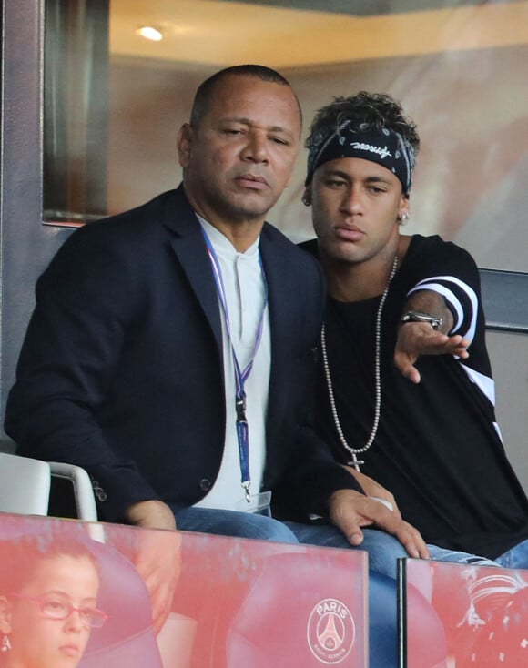 Neymar Jr et son père Neymar da Silva Sr regardant depuis les tribunes le premier match de la saison de Ligue 1 Paris Saint-Germain (PSG) contre Amiens (ASC) au parc des princes à Paris.© Giancarlo Gorassini/Bestimage