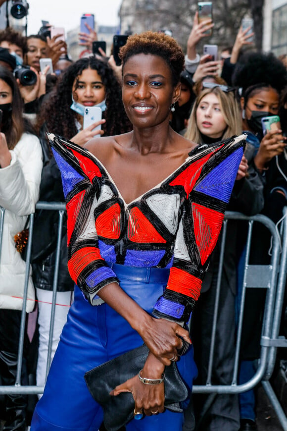 Rokhaya Diallo arrive au défilé Jean Paul Gaultier Haute-Couture Printemps/Eté 2022 dans le cadre de la Fashion Week de Paris. Le 26 janvier 2022. © Veeren-Clovis/Bestimage