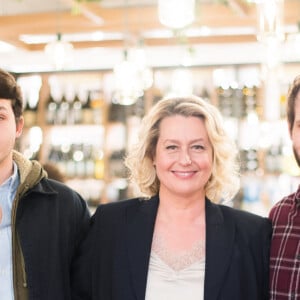 Exclusif - Luana Belmondo avec ses fils Giacomo et Alessandro - Luana Belmondo lors du lancement de son livre "Italia mia Luana cuisine Rome" et de l'annonce de la diffusion de la série d'émissions sur la chaîne TV My Cuisine, au restaurant l'Osteria del Vino du marché spacieux Eataly Paris Marais à Paris le 7 novembre 2019. © Tiziano Da Silva - Pierre Perusseau/Bestimage