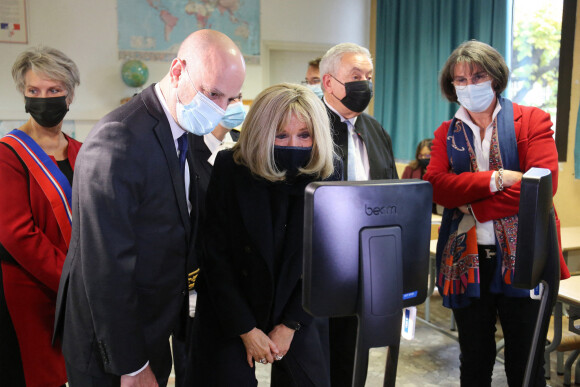 La première Brigitte Macron et Jean-Michel Blanquer, ministre de l'éducation nationale, visitent l'école primaire Jules Ferry à Ormesson sur Marne pour pour se familiariser avec des systèmes robotisés qui permettent aux élèves, souffrant d'une longue maladie, de pouvoir suivre leur scolarité le 3 décembre 2021