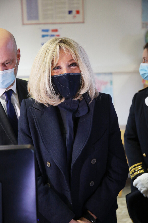 La première Brigitte Macron et Jean-Michel Blanquer, ministre de l'éducation nationale, visitent l'école primaire Jules Ferry à Ormesson sur Marne pour pour se familiariser avec des systèmes robotisés qui permettent aux élèves, souffrant d'une longue maladie, de pouvoir suivre leur scolarité le 3 décembre 2021.