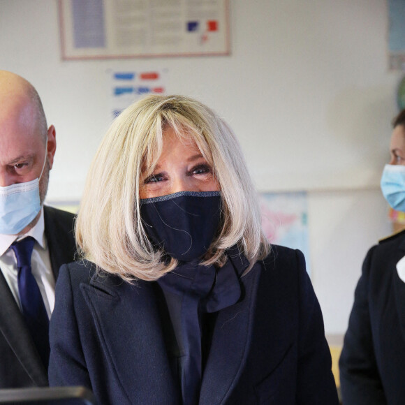 La première Brigitte Macron et Jean-Michel Blanquer, ministre de l'éducation nationale, visitent l'école primaire Jules Ferry à Ormesson sur Marne pour pour se familiariser avec des systèmes robotisés qui permettent aux élèves, souffrant d'une longue maladie, de pouvoir suivre leur scolarité le 3 décembre 2021.