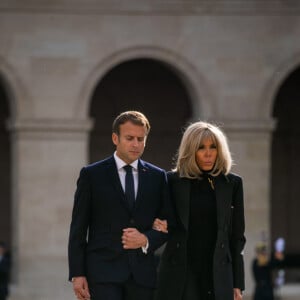 Le président de la République française, Emmanuel Macron et sa femme la Première Dame, Brigitte Macron lors de la cérémonie d'hommage national à Hubert Germain, chancelier d'honneur de l'Ordre de la Liberation et dernier Compagnon de la Liberation dans la cour d'honneur des Invalides à Paris, France, le 15 octobre 2021