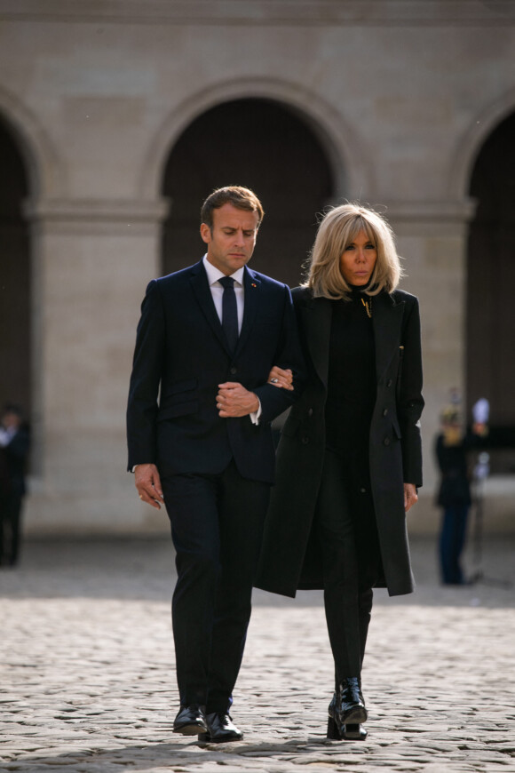 Le président de la République française, Emmanuel Macron et sa femme la Première Dame, Brigitte Macron lors de la cérémonie d'hommage national à Hubert Germain, chancelier d'honneur de l'Ordre de la Liberation et dernier Compagnon de la Liberation dans la cour d'honneur des Invalides à Paris, France, le 15 octobre 2021