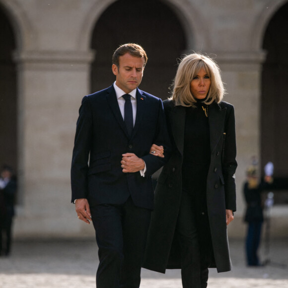 Le président de la République française, Emmanuel Macron et sa femme la Première Dame, Brigitte Macron lors de la cérémonie d'hommage national à Hubert Germain, chancelier d'honneur de l'Ordre de la Liberation et dernier Compagnon de la Liberation dans la cour d'honneur des Invalides à Paris, France, le 15 octobre 2021