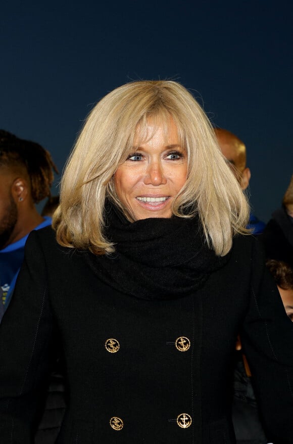 Brigitte Macron, présidente de la Fondation Hôpitaux de Paris-Hôpitaux de France, reçoit un chèque de 50000 euros à l'issue du match de football caritatif entre le Variétés club de France et les soignants de l'hôpital Poissy Saint Germain au stade Léo Lagrange à Poissy le 14 octobre 2021.