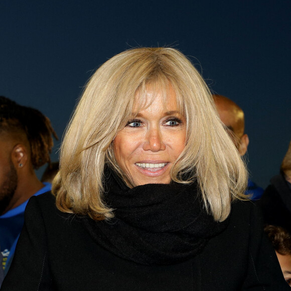 Brigitte Macron, présidente de la Fondation Hôpitaux de Paris-Hôpitaux de France, reçoit un chèque de 50000 euros à l'issue du match de football caritatif entre le Variétés club de France et les soignants de l'hôpital Poissy Saint Germain au stade Léo Lagrange à Poissy le 14 octobre 2021.