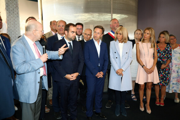 Sébastien Lecornu, ministre auprès de la ministre de la Cohésion des territoires et des Relations avec les collectivités territoriales, chargé des collectivités territoriales, Stéphane Bern, la Première dame Brigitte Macron et sa fille Tiphaine Auzière lors de l'inauguration du centre Historique Médiéval d'Azincourt 1415, France, le 29 août 2019