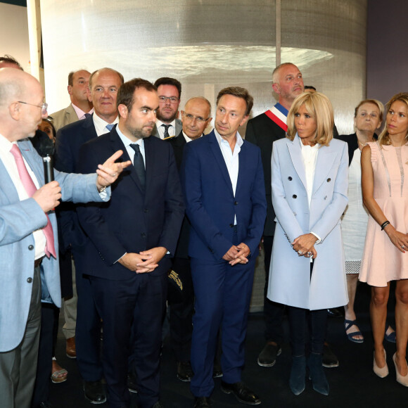 Sébastien Lecornu, ministre auprès de la ministre de la Cohésion des territoires et des Relations avec les collectivités territoriales, chargé des collectivités territoriales, Stéphane Bern, la Première dame Brigitte Macron et sa fille Tiphaine Auzière lors de l'inauguration du centre Historique Médiéval d'Azincourt 1415, France, le 29 août 2019