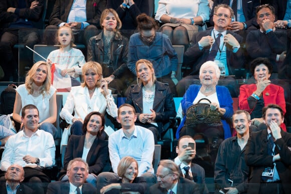 Laurence Auzière Jourdan (cardiologue), Brigitte Macron, Tiphaine Auzière (avocate), Line Renaud, Françoise Noguès-Macron (mère d'Emmanuel Macron), Christelle Auzière et son mari Sébastien Auzière (chercheur en laboratoire pharmaceutique) - La famille, les amis et soutiens d'Emmanuel Macron dans les tribunes lors du grand meeting d'Emmanuel Macron, candidat d'En Marche! à l'élection présidentielle 2017, à l'AccorHotels Arena à Paris, France, le lundi 17 avril 2017.