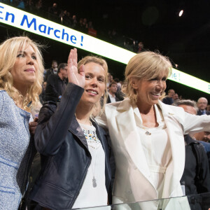 Line Renaud et Brigitte Macron et ses filles Laurence et Tiphaine - La famille, les amis et soutiens d'Emmanuel Macron dans les tribunes lors du grand meeting d'Emmanuel Macron, candidat d'En Marche! à l'élection présidentielle 2017, à l'AccorHotels Arena à Paris, France, le lundi 17 avril 2017.